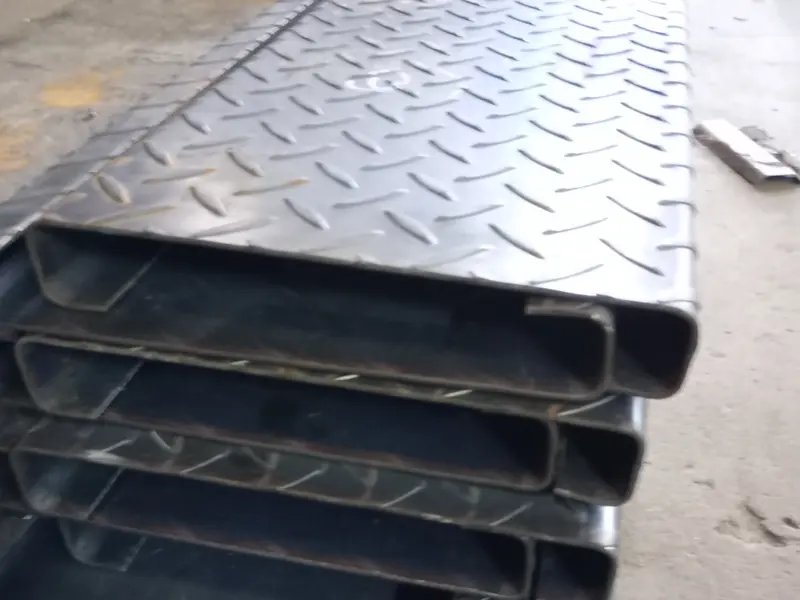 Piezas de chapa antideslizante plegadas y apiladas en el taller