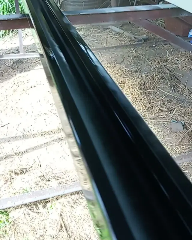 Canaleta metálica negra de gran longitud