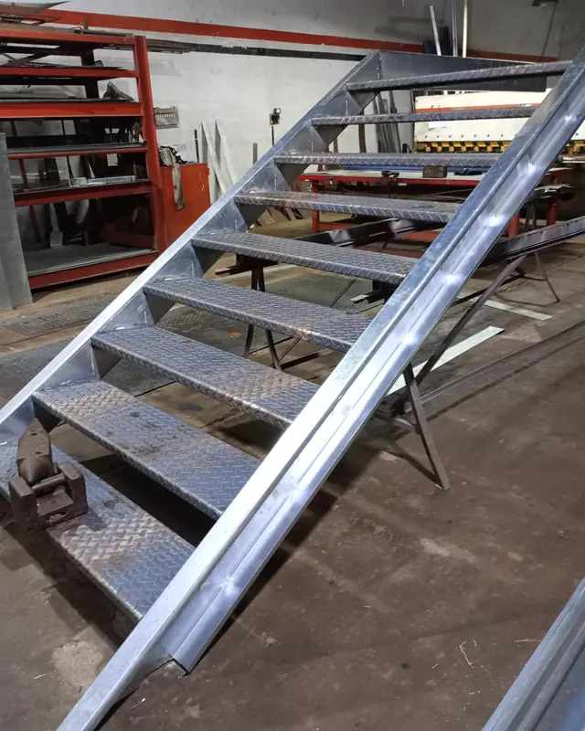 Escalera galvanizada con escalones de chapa antideslizante
