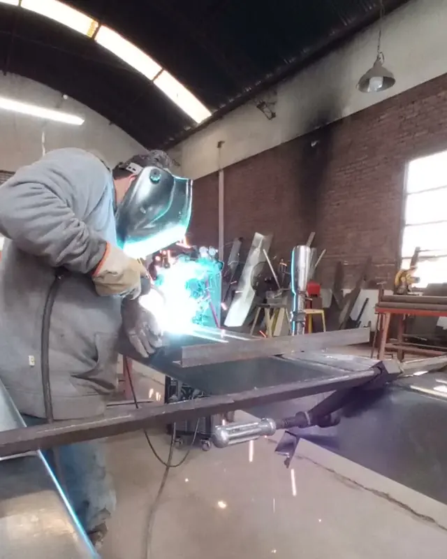 Soldadura de una pieza metálica en el taller