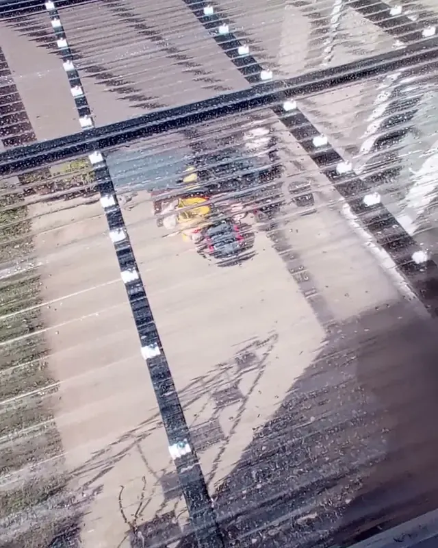 Techo de policarbonato transparente sobre estructura metálica